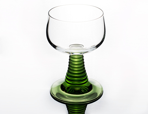 Copa de vino con tallo verde alemán sobre fondo blanco photo