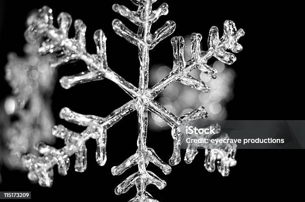 Icy Schneeflocke Auf Schwarz Stockfoto und mehr Bilder von Dekoration - Dekoration, Eiszapfen, Eleganz