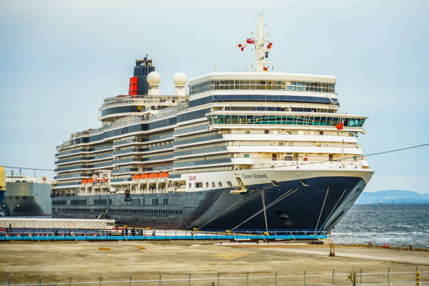 Luxury cruise ship moored in Daikokufuto (Queen Elizabeth) Luxury cruise ship moored in Daikokufuto (Queen Elizabeth). Shooting Location: Yokohama-city kanagawa prefecture round the world travel stock pictures, royalty-free photos & images