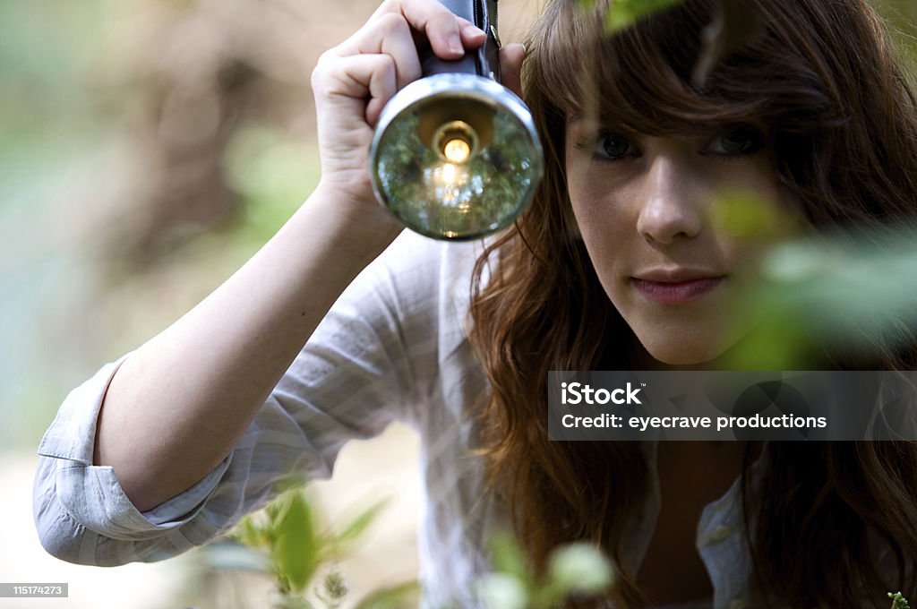 teen girl linterna retratos al aire libre - Foto de stock de Linterna eléctrica libre de derechos