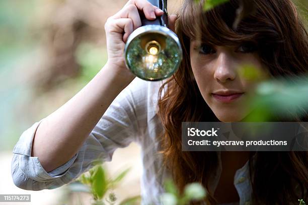 Teen Girl Linterna Retratos Al Aire Libre Foto de stock y más banco de imágenes de Linterna eléctrica - Linterna eléctrica, Aire libre, Mujeres