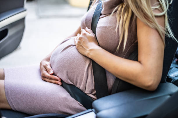 donna incinta con cintura di sicurezza - cintura di attrezzo foto e immagini stock