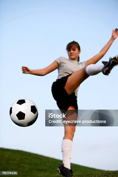 Adolescente Activa Hembra De Retratos De Fútbol Foto de stock y más banco de imágenes de Chica adolescente - Chica adolescente, Tiro a portería, 18-19 años