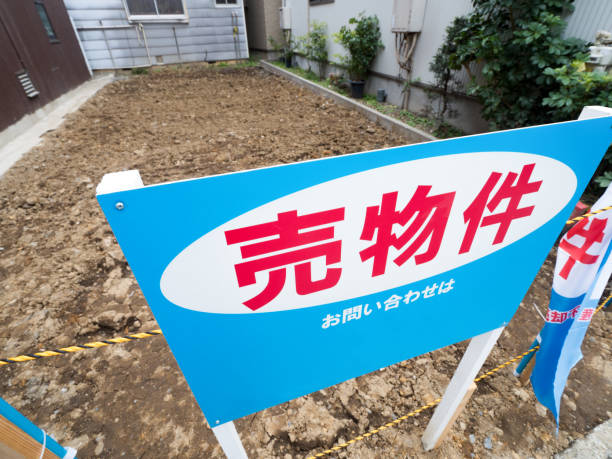 open space where the signboard of "for sale" stands - house detached house building exterior outdoors imagens e fotografias de stock