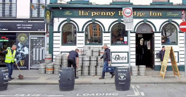 the ha ' penny bridge inn - dublin ireland republic of ireland hapenny bridge temple bar - fotografias e filmes do acervo