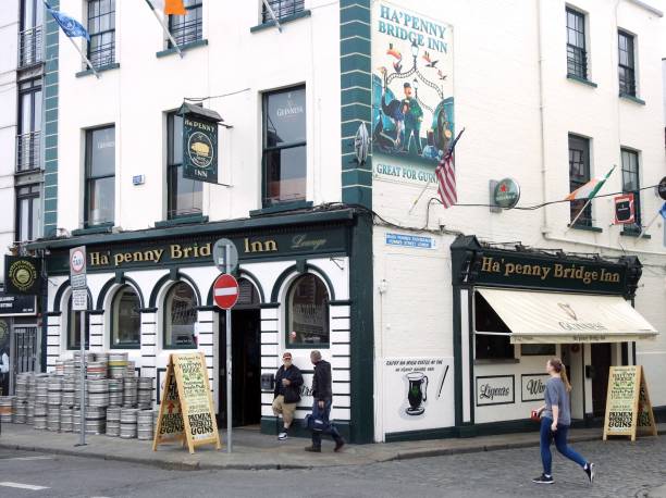 le ha’penny bridge inn - dublin ireland bridge hapenny penny photos et images de collection