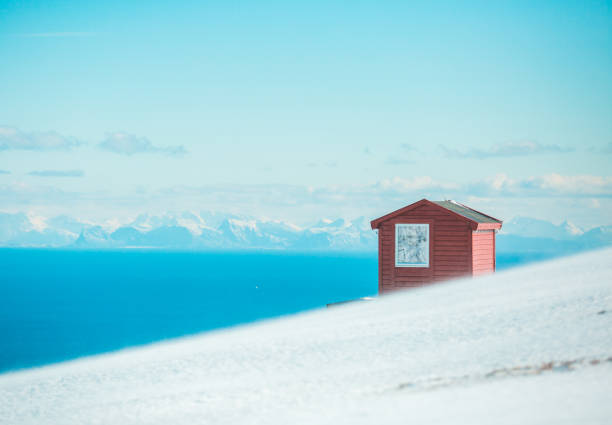 malowniczy widok na chatę w lofotach w norwegii. - skiing snow snowboarding winter sport zdjęcia i obrazy z banku zdjęć