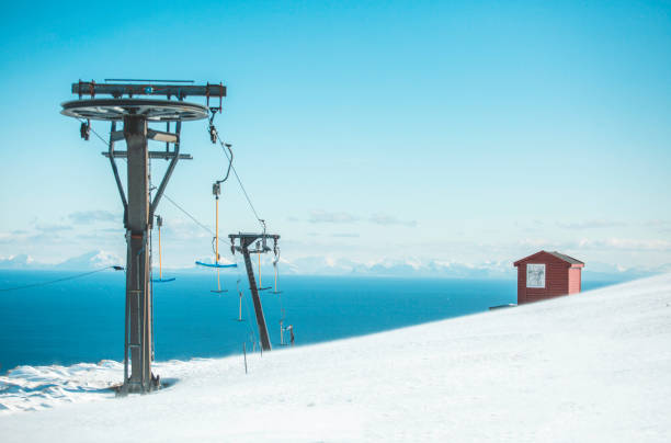 malowniczy widok na chatę i wyciąg narciarski w lofotach w norwegii. - skiing snow snowboarding winter sport zdjęcia i obrazy z banku zdjęć