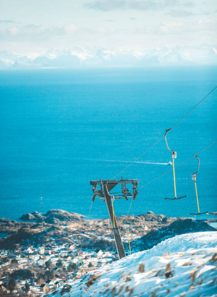 malowniczy widok na wyciąg narciarski w lofotach w norwegii. - skiing snow snowboarding winter sport zdjęcia i obrazy z banku zdjęć