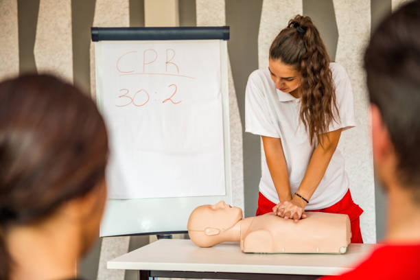 instructor demuestra rcp a estudiantes de medicina - cpr first aid paramedic rescue fotografías e imágenes de stock