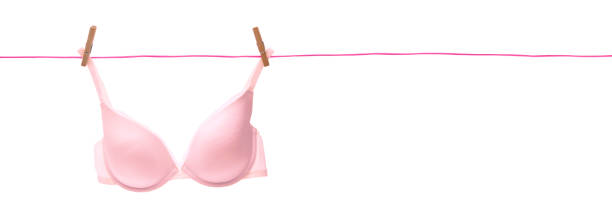 soutien-gorge rose suspendu sur une pince à linge - bra lingerie clothesline underwear photos et images de collection