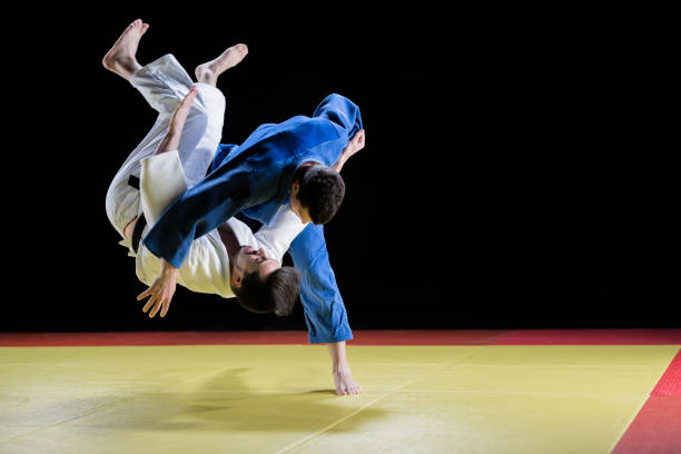jugadores de judo masculino compitiendo durante el partido - judo fotografías e imágenes de stock