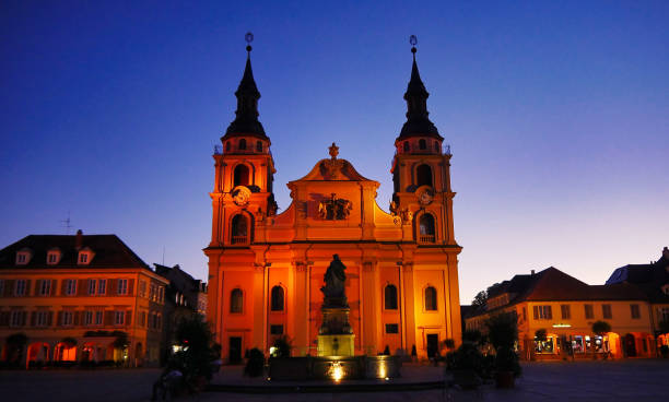 kościół miejski ludwigsburg wieczorem - ludwigsburg zdjęcia i obrazy z banku zdjęć