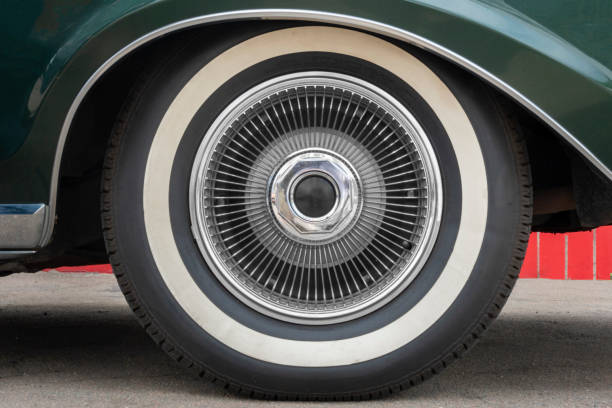 クラシックカーからスポ�ーク型ホイールリム - collectors car car hubcap retro revival ストックフォトと画像