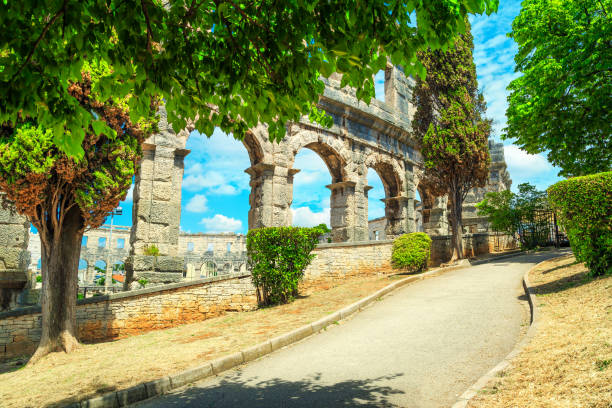 fantastic historic roman amphitheatre in pula, istria region, croatia, europe - roman column arch pedestrian walkway imagens e fotografias de stock