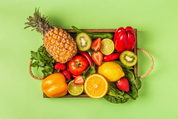 fruits et légumes riches en vitamine c dans la boîte - vegetable vitamin a tomato vitamin c photos et images de collection