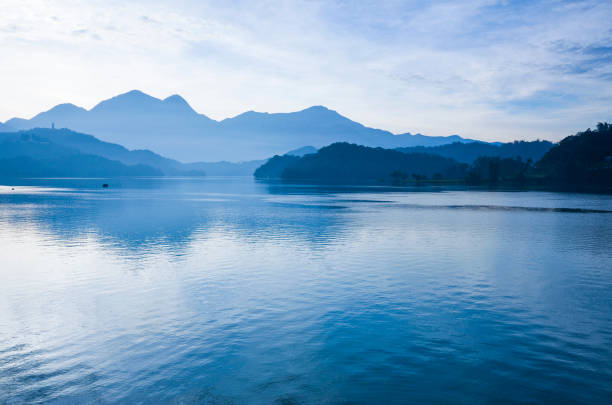 paisaje de sun moon lake en taiwán - sun moon lake fotografías e imágenes de stock