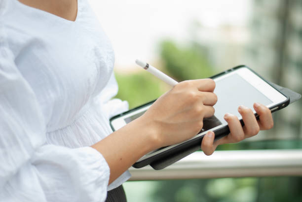 istock Working woman Sell ​​online with tablet 1151774995