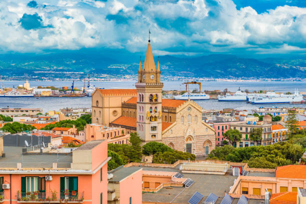 paesaggio urbano di messina, sicilia, italia - messina foto e immagini stock