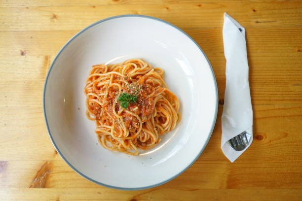 spaghetti is placed on the table - 4622 imagens e fotografias de stock