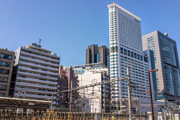 shinjuku cityscape with modern buildings and eddie bauer sign by tracks of station - 13520 imagens e fotografias de stock