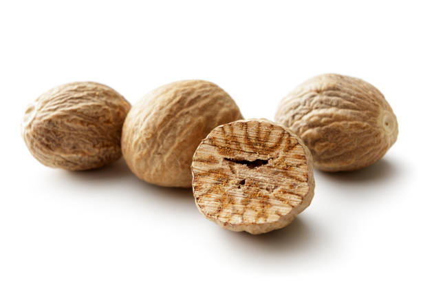 приправа: мускатные орехи изолированы на белом фоне - nutmeg стоковые фото и изображения