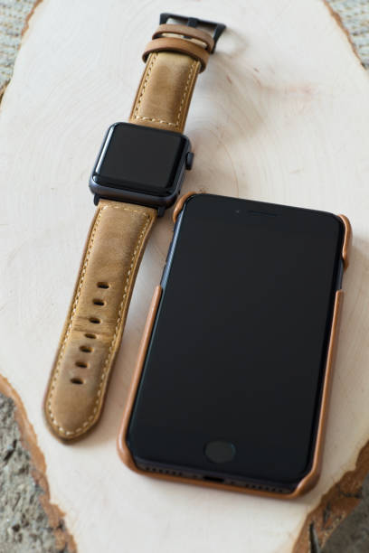 iphone 8 et apple watch series 3 - watch strap photos et images de collection