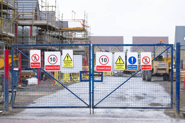 construcción edificio de la valla puerta de entrada y señales de salud y seguridad - safety fence fotografías e imágenes de stock
