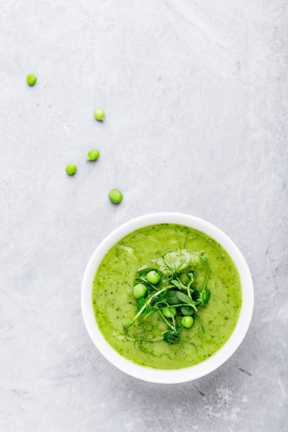 zuppa di crema estiva con germogli di pisello fresco verde - stone leek foto e immagini stock