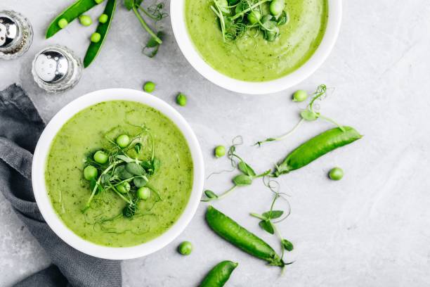 sommercreme-suppe mit grün-frischen erbsenschuhen - eating utensil green pea vegetarian food organic stock-fotos und bilder