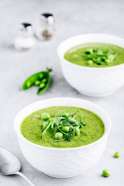 sopa de creme do verão com os tiros frescos verdes da ervilha - stone leek - fotografias e filmes do acervo