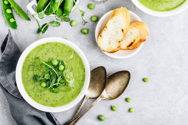 zuppa di crema estiva con germogli di pisello fresco verde - stone leek foto e immagini stock