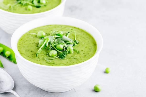 zuppa di crema estiva con germogli di pisello fresco verde - stone leek foto e immagini stock