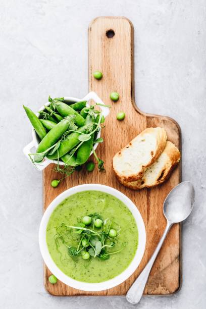 zuppa di crema estiva con germogli di pisello fresco verde - stone leek foto e immagini stock