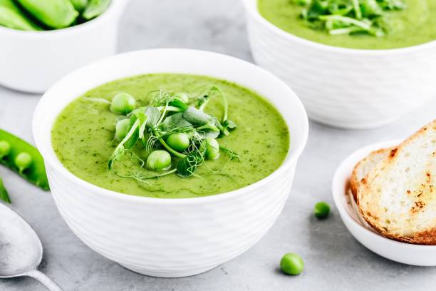 sopa de creme do verão com os tiros frescos verdes da ervilha - stone leek - fotografias e filmes do acervo