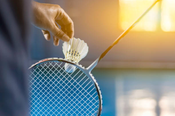 shuttle hahn badminton in den blauen hof mit spielen badminton. - federball stock-fotos und bilder