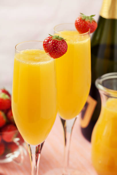 mimosa cocktail und erdbeeren - champagne pink strawberry champaigne stock-fotos und bilder