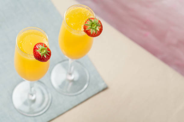 cocktail mimosa e fragole - champagne pink strawberry champaigne foto e immagini stock