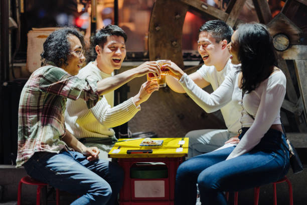 gruppe von multi-ethic-reisenden genießen im japanischen pub - tokyo prefecture street night japan stock-fotos und bilder
