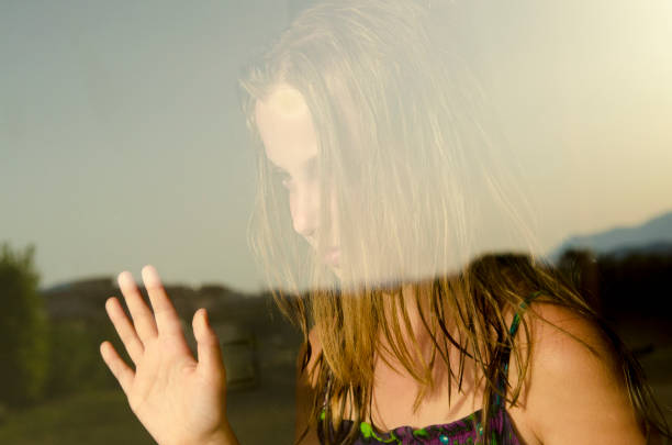 窓の外を見て悲しい少女を泣く - teenager adolescence portrait pensive ストックフォトと画像