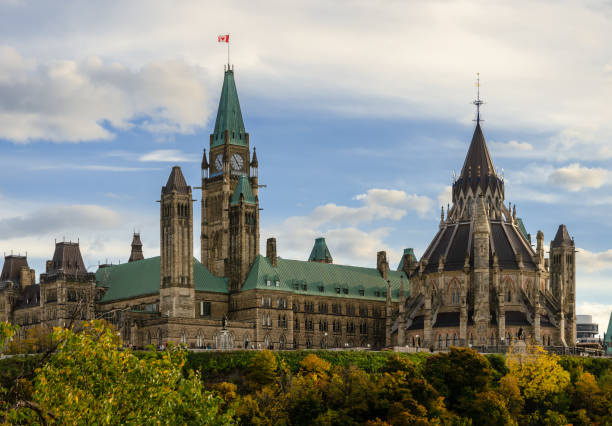 edifici e biblioteca del parlamento a ottawa, canada - autumn clock roof colors foto e immagini stock