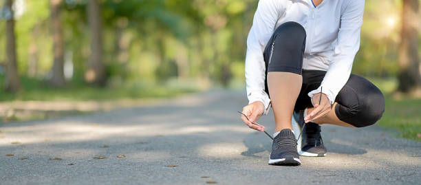 young fitness woman legs walking in the park outdoor, female runner running on the road outside, asian athlete jogging and exercise on footpath in sunlight morning. Sport,healthy and wellness concepts joven fitness piernas mujer caminando en el parque al aire libre, corredor femenino corriendo en la carretera fuera, atleta asiático trotar y hacer ejercicio en el sendero en la mañana de la luz solar. conceptos deportivos, saludables y de bienestar