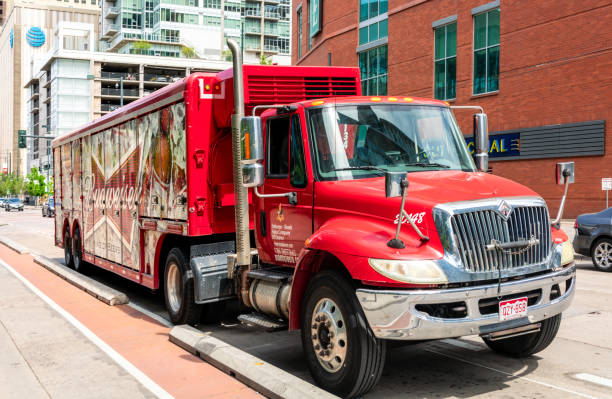 budweiser lieferwagen - bud stock-fotos und bilder