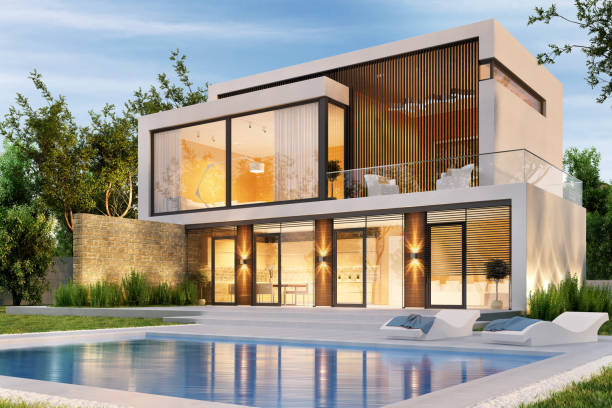 vista nocturna de una casa grande y moderna con piscina - casa solariega fotografías e imágenes de stock