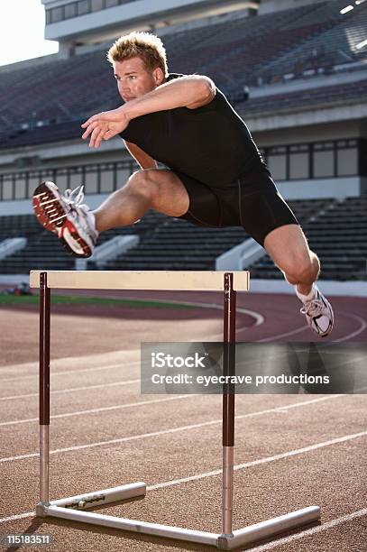 Retrato De Joven Atleta De Sexo Masculino Adultos Foto de stock y más banco de imágenes de Actividad - Actividad, Adulto, Aire libre