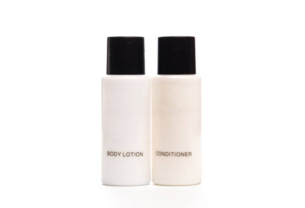 hotel cosmetische flessen geïsoleerd op wit-image - hotel shampoo stockfoto's en -beelden