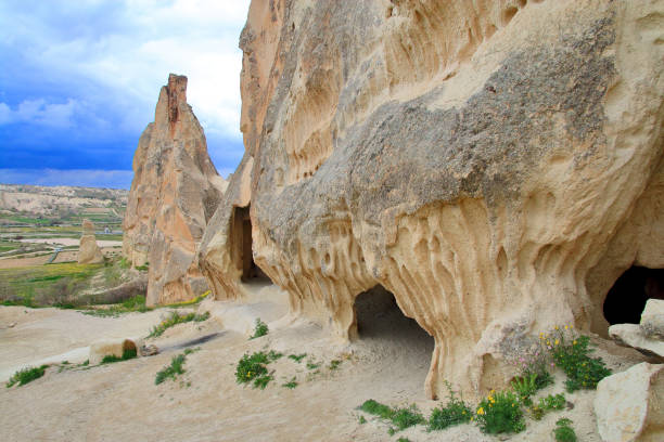 grottes étranges de la cappadoce de montagne. - bizarre landscape sand blowing photos et images de collection