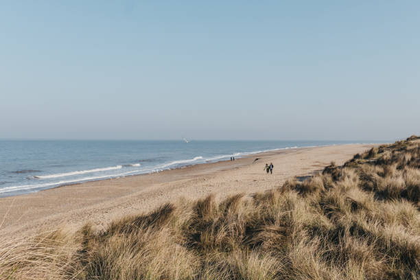 vue panoramique de la colline sur la plage d’hemsby, norfolk, royaume-uni. - horizon over water england uk summer photos et images de collection