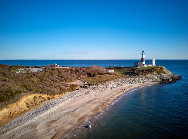 farol de montauk e tiro aéreo da praia - the hamptons long island lighthouse - fotografias e filmes do acervo