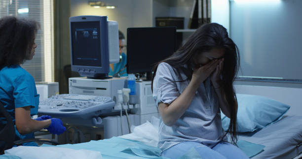 pregnant woman crying in hospital - medium shot imagens e fotografias de stock